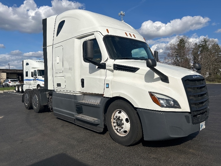 Used 2023 Freightliner Cascadia - photo 1