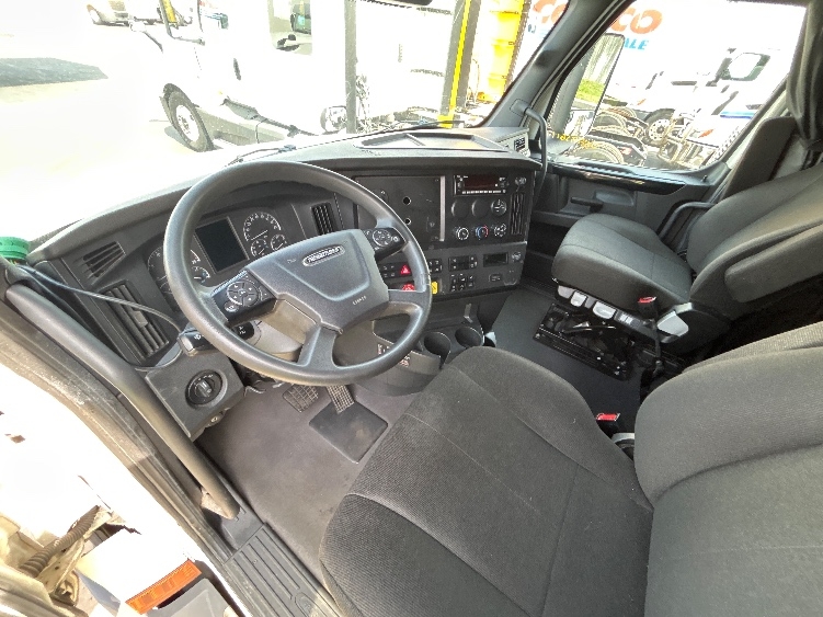 Used 2023 Freightliner Cascadia - photo 12