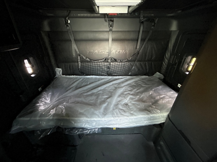 Used 2023 Freightliner Cascadia - photo 18