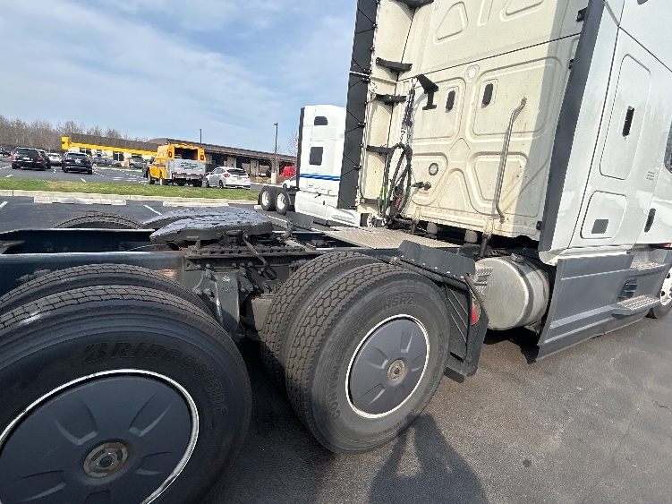 Used 2023 Freightliner Cascadia - photo 25