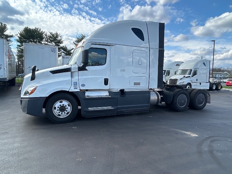 Used 2023 Freightliner Cascadia - photo 6