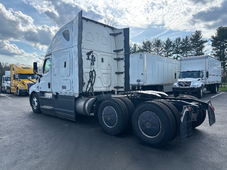 Used 2023 Freightliner Cascadia - photo 7