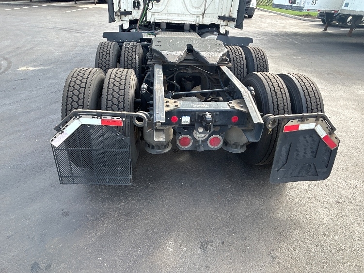 Used 2023 Freightliner Cascadia - photo 8