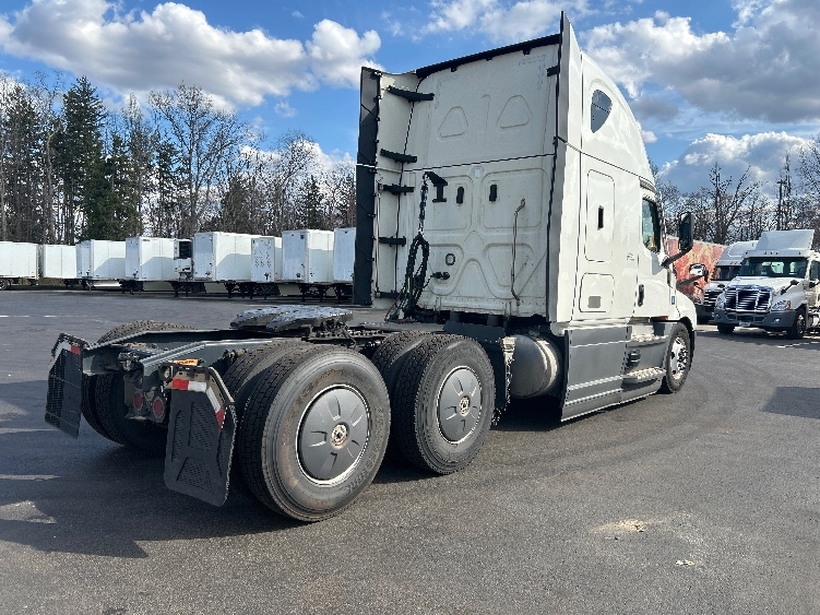 Used 2023 Freightliner Cascadia - photo 9