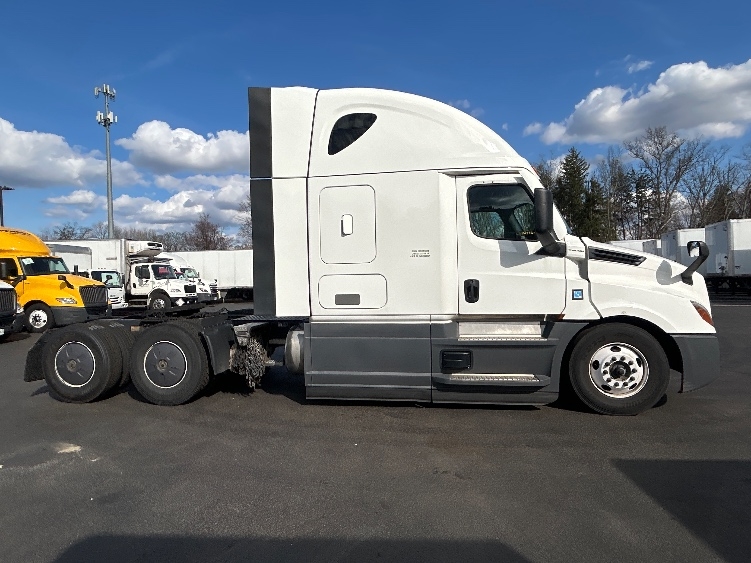 Used 2023 Freightliner Cascadia - photo 10