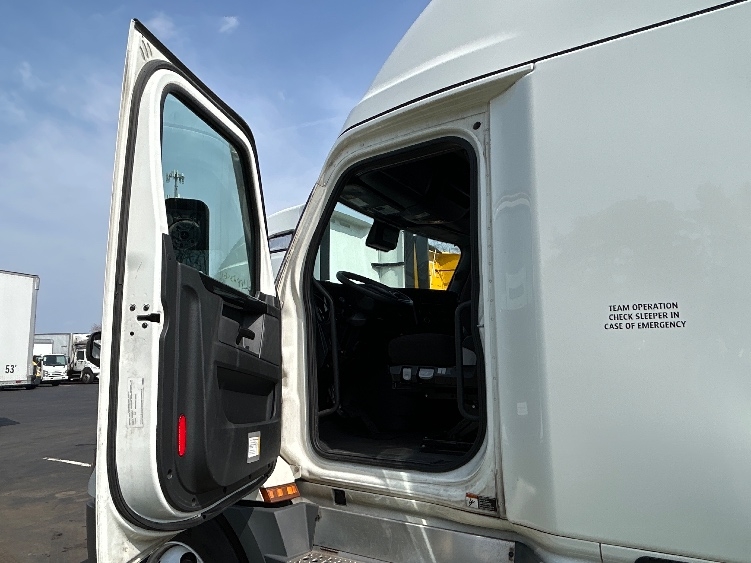 Used 2023 Freightliner Cascadia - photo 11