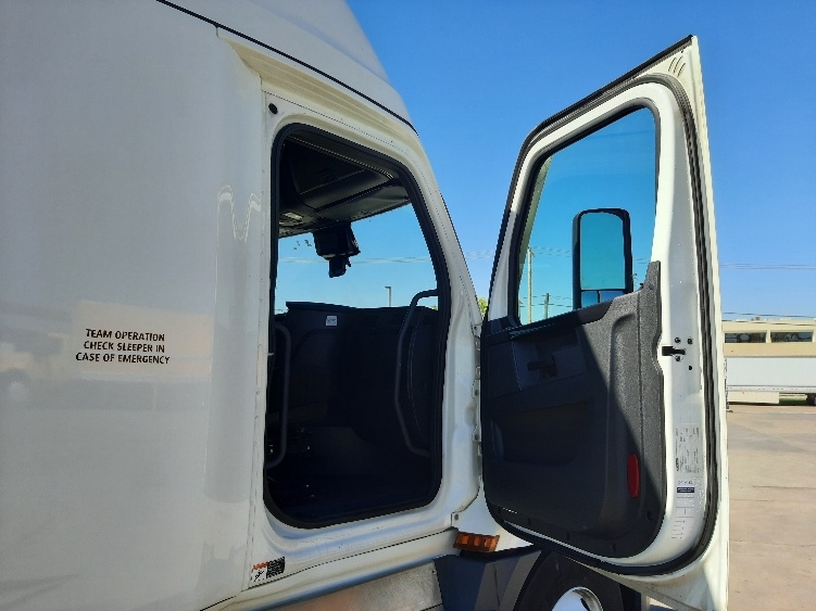 Used 2023 Freightliner Cascadia - photo 15