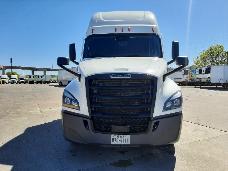 Used 2023 Freightliner Cascadia - photo 2