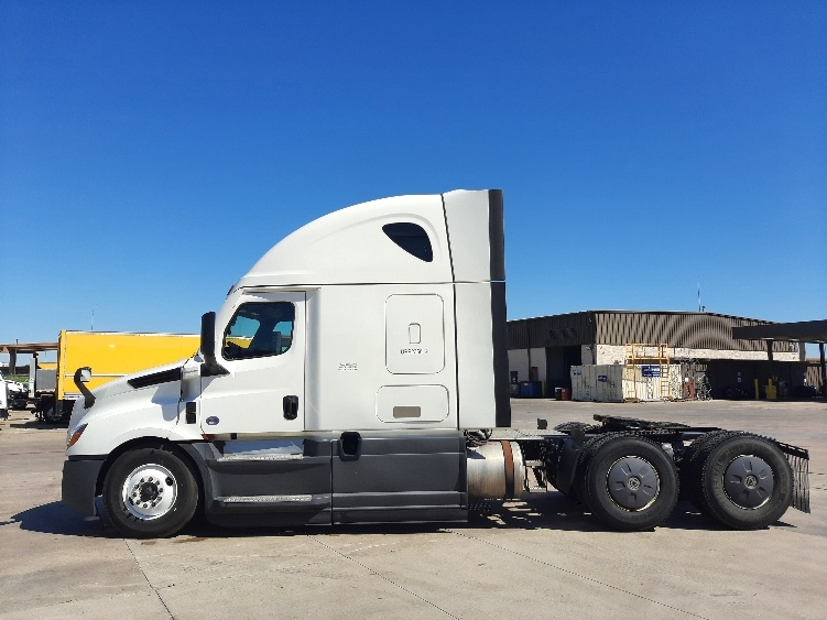 Used 2023 Freightliner Cascadia - photo 6
