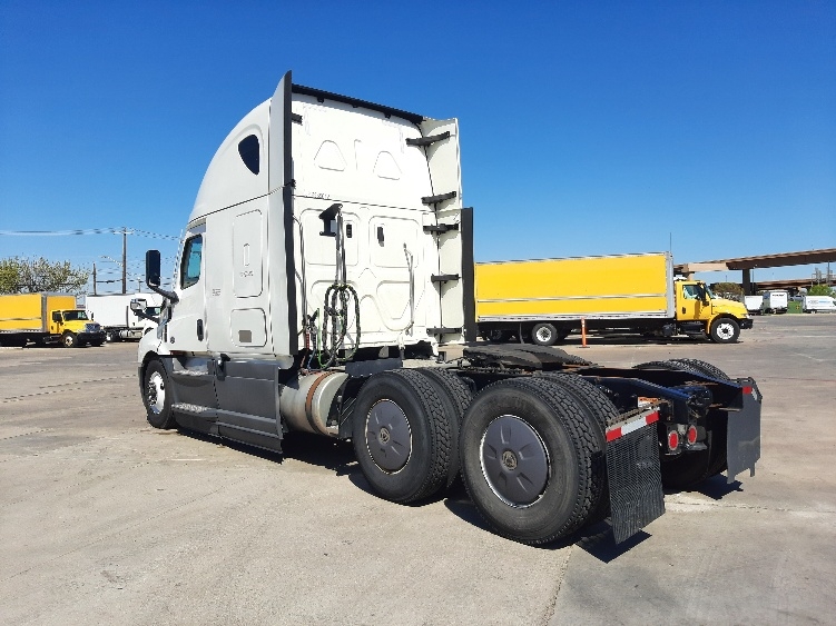 Used 2023 Freightliner Cascadia - photo 7