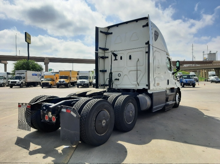Used 2023 Freightliner Cascadia - photo 9