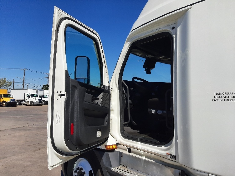 Used 2023 Freightliner Cascadia - photo 11