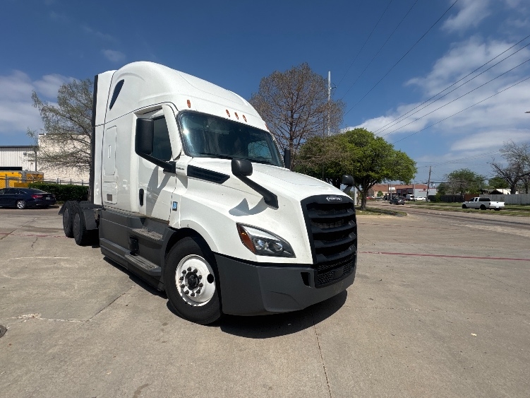 Used 2023 Freightliner Cascadia - photo 1