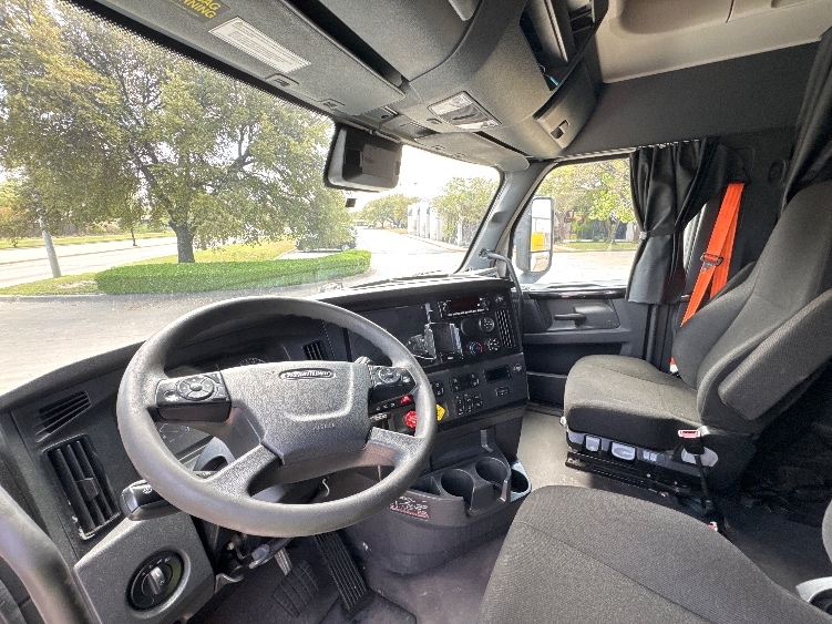 Used 2023 Freightliner Cascadia - photo 12