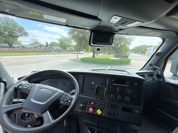 Used 2023 Freightliner Cascadia - photo 13