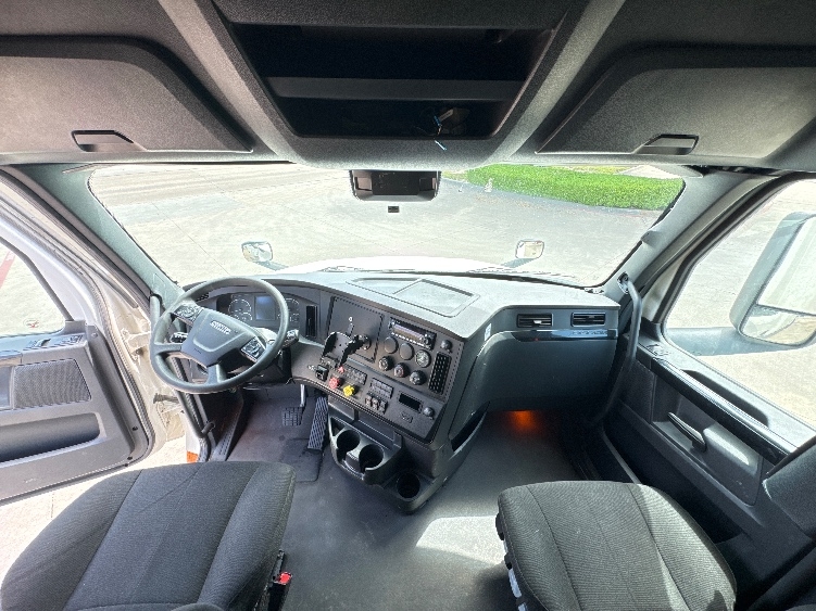 Used 2023 Freightliner Cascadia - photo 14