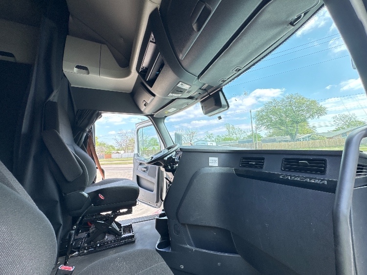 Used 2023 Freightliner Cascadia - photo 15