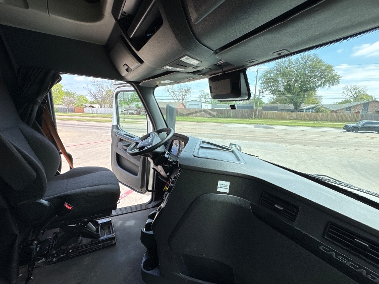 Used 2023 Freightliner Cascadia - photo 16