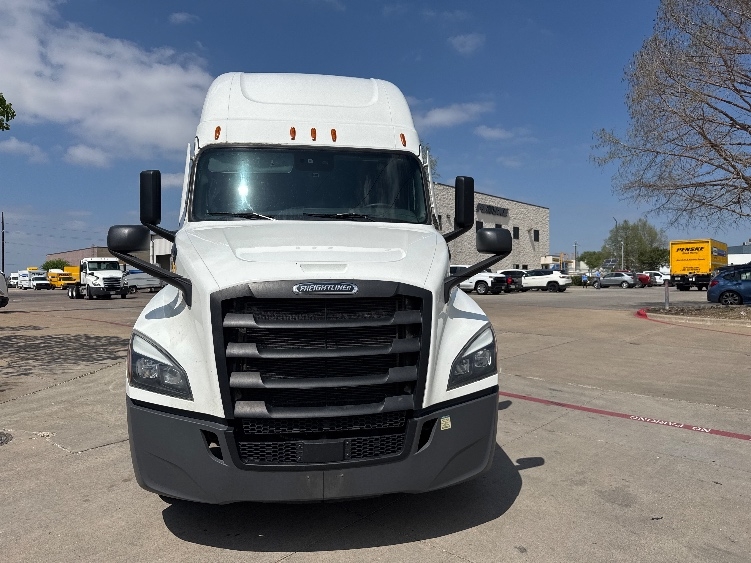 Used 2023 Freightliner Cascadia - photo 2