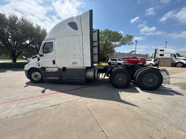 Used 2023 Freightliner Cascadia - photo 6