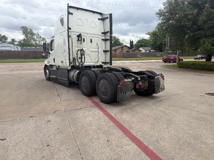 Used 2023 Freightliner Cascadia - photo 7