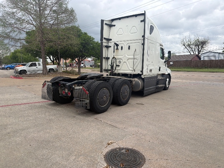 Used 2023 Freightliner Cascadia - photo 9