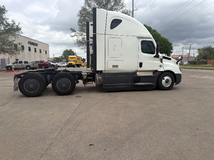 Used 2023 Freightliner Cascadia - photo 10