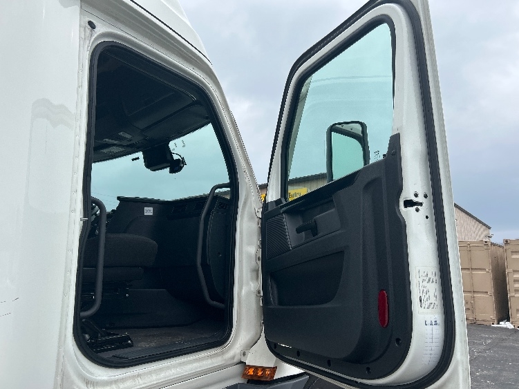 Used 2023 Freightliner Cascadia - photo 14