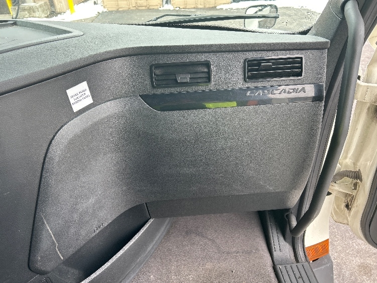 Used 2023 Freightliner Cascadia - photo 15