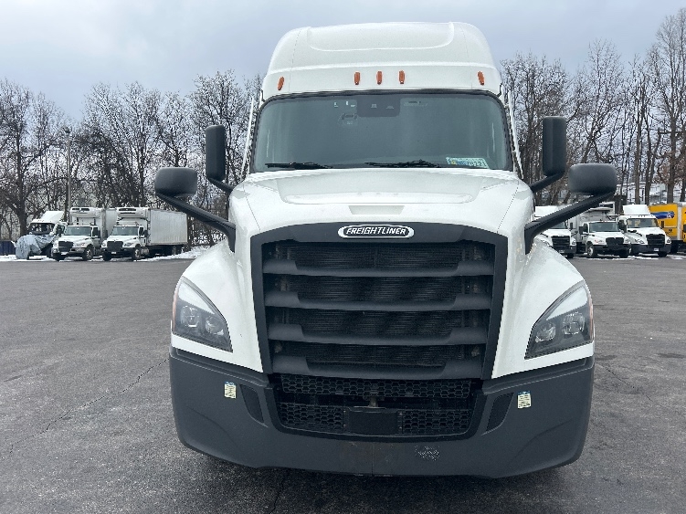 Used 2023 Freightliner Cascadia - photo 2
