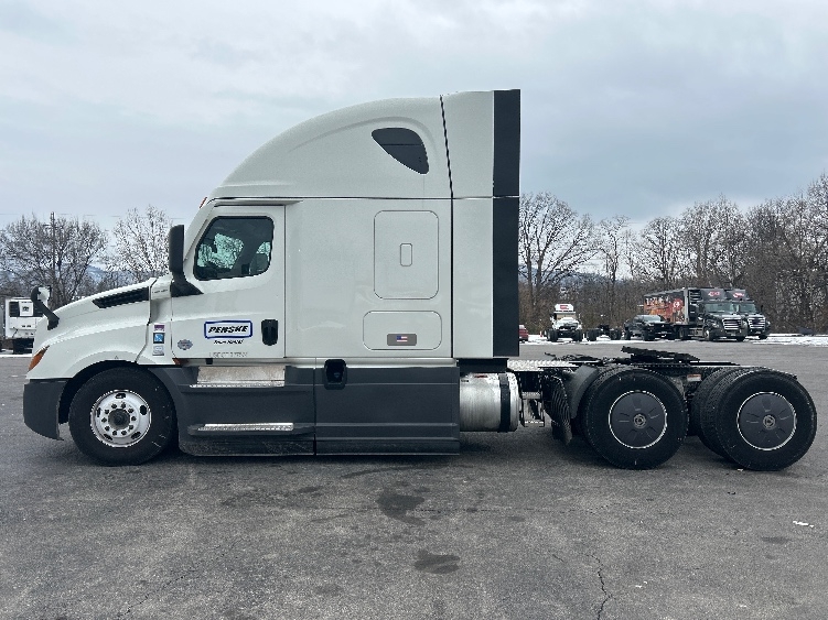 Used 2023 Freightliner Cascadia - photo 6