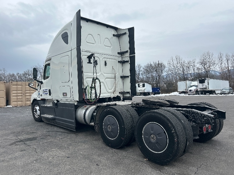 Used 2023 Freightliner Cascadia - photo 7