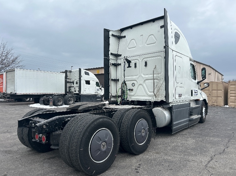 Used 2023 Freightliner Cascadia - photo 9