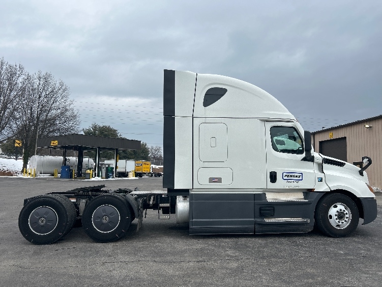 Used 2023 Freightliner Cascadia - photo 10