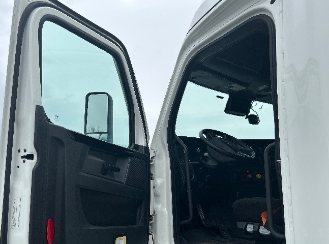 Used 2023 Freightliner Cascadia - photo 11