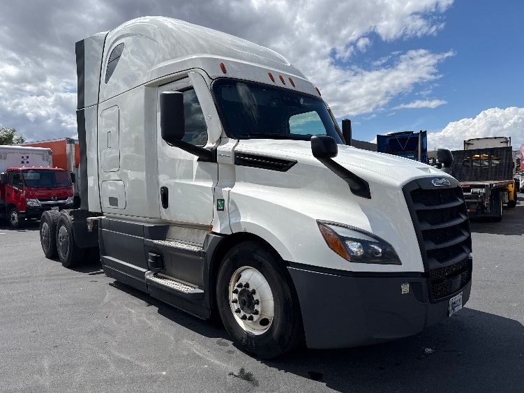 Used 2023 Freightliner Cascadia - photo 1