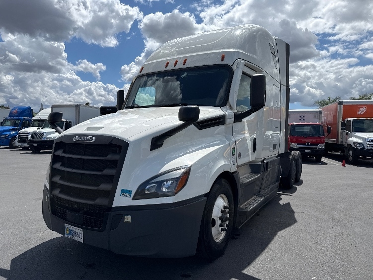 Used 2023 Freightliner Cascadia - photo 5