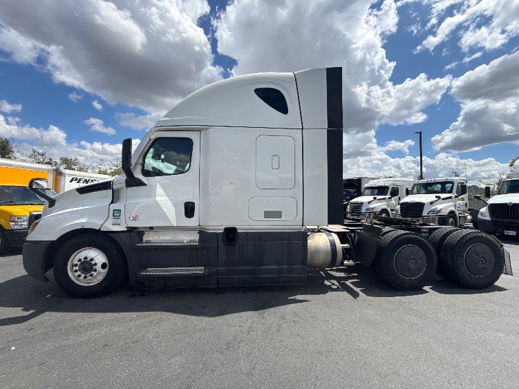 Used 2023 Freightliner Cascadia - photo 6