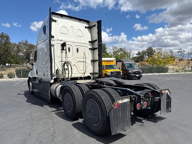 Used 2023 Freightliner Cascadia - photo 7