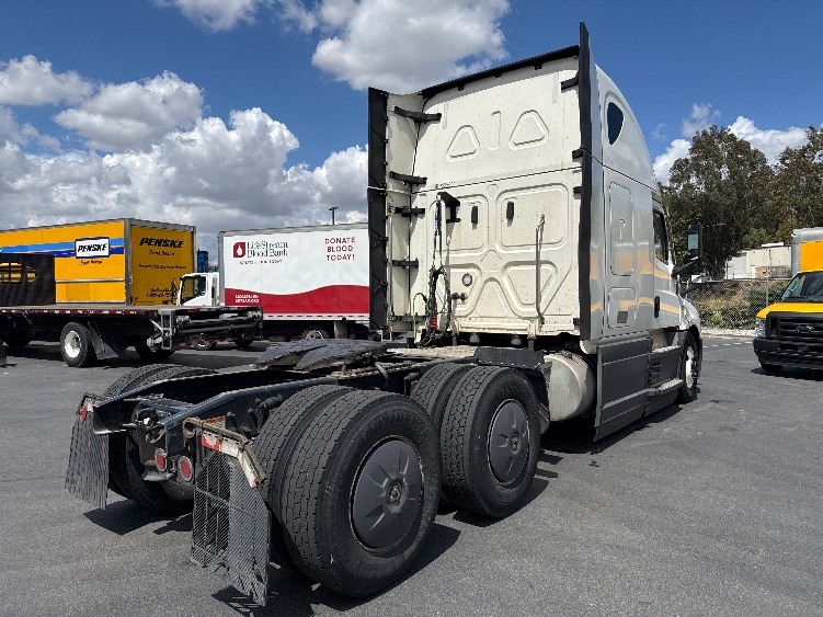 Used 2023 Freightliner Cascadia - photo 9