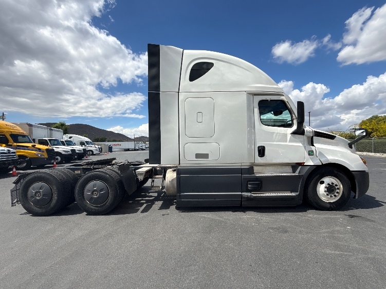 Used 2023 Freightliner Cascadia - photo 10