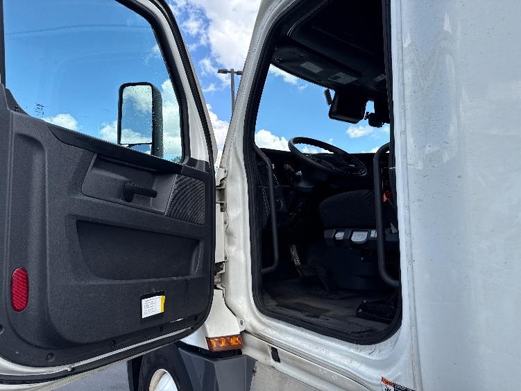 Used 2023 Freightliner Cascadia - photo 11