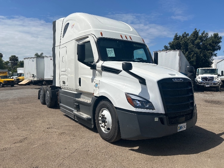 Used 2023 Freightliner Cascadia - photo 1
