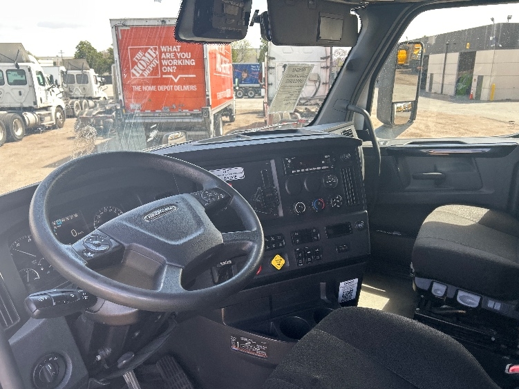 Used 2023 Freightliner Cascadia - photo 10