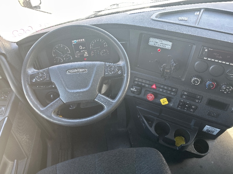 Used 2023 Freightliner Cascadia - photo 11