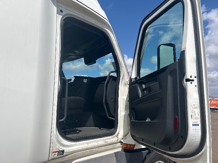 Used 2023 Freightliner Cascadia - photo 13