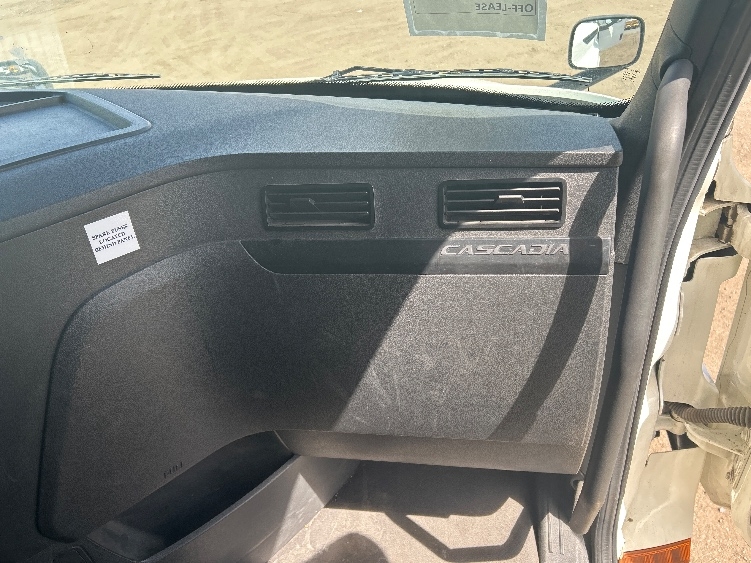 Used 2023 Freightliner Cascadia - photo 14