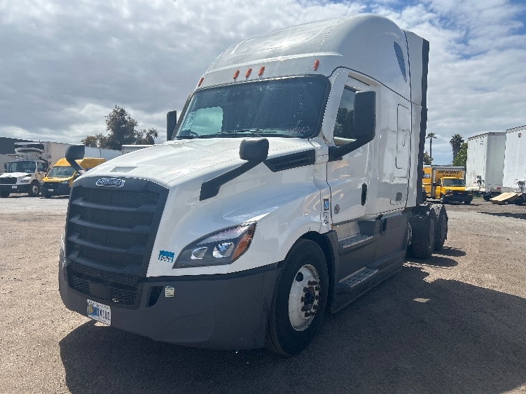Used 2023 Freightliner Cascadia - photo 3