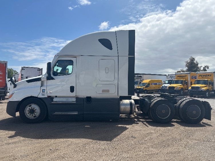 Used 2023 Freightliner Cascadia - photo 4