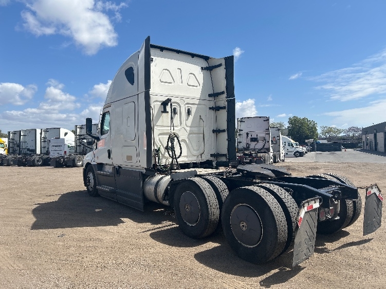 Used 2023 Freightliner Cascadia - photo 5